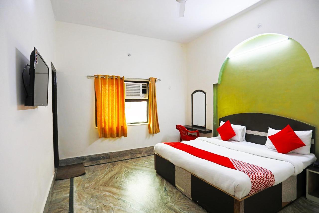 OYO 30240 Shri Radha Palace Mathura Exterior foto